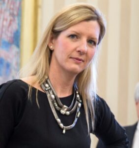 Vídeo: las declaraciones de Kathy Ruemmler, exasesora de Barack Obama sobre la relación de ella con el pedófilo Jeffrey Epstein generan “asco” en el Congreso de EE.UU.