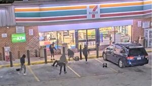 Vídeo: 6 jóvenes atacaron brutalmente a un hombre de 74 años de edad en violento intento de robo a la salida de una tienda de conveniencia