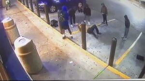 Vídeo sensible: nuevas imágenes del atroz ataques de 6 jóvenes armados con un rifle y una espada contra de un septuagenario a la salida de una tienda de conveniencia