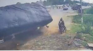 Vídeo impactante: por centímetros dos motociclista se salvan de ser aplastados por un camión de carga que se volcó muy cerca de ellos