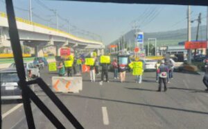 Vídeos: Bloquean una autopista mexicana para exigir justicia por el atroz crimen del joven Alberto Sandoval González durante un asalto mientras viajaba en un bus de transporte público