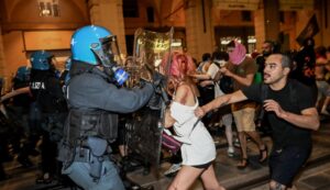 Vídeos: estallan violentas protestas en Bolonia, Italia, luego de que el marroquí Abderrahim Fakir muriera mientras pedía ayuda tras ser inmovilizado por la policía italiana