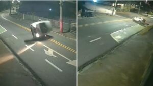 Vídeo de película: un automovilista pierde el control de su automóvil que da un giro sobre si, vuelca y queda de nuevo en sus 4 ruedas