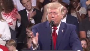Vídeo, “cuando ya nadie te respeta”: asistente a un mitin político de Donald Trump sorprende al imitar de manera identica al mandatario a sus espaldas y en vivo