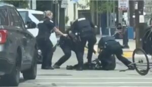 Vídeo sensible: policía estadounidense dispara varias veces y mata a un hombre mientras otros policías trataban de someterlo