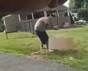 Vídeo sensible: un hijo golpea con un bate y mata a su propio padre y un policía responde y mata al hijo a balazos