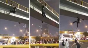 Vídeo sensible: Joven ebrio se cuelga de un puente peatonal por diversión, pero al agotarse sus fuerzas termina estrellado en el asfalto