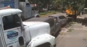 Vídeo: un camión pierde el control y causa aparatoso choque en cadena, embistiendo a 3 vehículos estacionados hasta estrellarse contra una casa