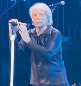 Vídeos, “estoy lastimado”: el cantante estadounidense e ícono del rock, Jon Bon Jovi debió cancelar apresuradamente un concierto por problemas de salud