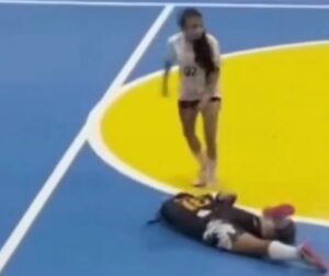 Vídeo sensible: agresión brutal de una jugadora de fútbol sala a una rival en pleno partido