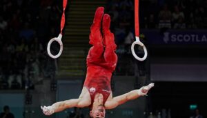Vídeo sensible: un gimnasta sufre una aterradora caída de cabeza mientras realizaba giros en la barra horizontal