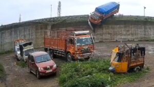 Vídeo: camión sin control atraviesa barrera de paso elevado y cae varios metros