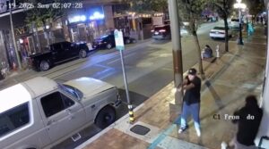 Vídeo sensible: un tirador dispara indiscriminadamente contra una multitud de personas hasta ser neutralizado por la policía