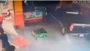 Vídeo: la camioneta de una conductora es embestida por otro vehículo y termina entrando dentro de una venta de pollos a punto de atropellar a varias personas