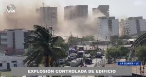 Vídeos: momento exacto de la demolición controlada de un edificio afectado por el doblete sísmico en La Guaira, Venezuela