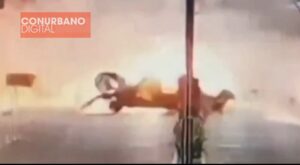 Vídeo: un impactante accidente de un vehículo con dos jóvenes en su interior explota en llamas dejado con graves heridas a sus ocupantes