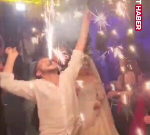 Vídeo explosivo: un joven invitado a una boda y bailando con una bengala en la boca, entra en pánico cuando la bengala estalla de forma repentina sobre su cara