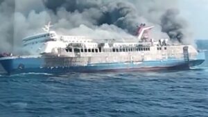 Vídeos: al menos 5 muertos y 41 desaparecidos luego de que se desatara un incendio en un ferry turístico con cientos de turistas a bordo frente a la isla indonesa de Madura