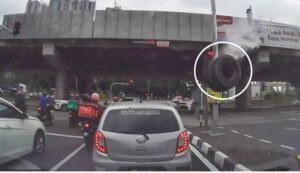 Vídeo sensible: una rueda de camión sale volando y cae directamente sobre un automóvil que estaba esperando el cambio en un semáforo