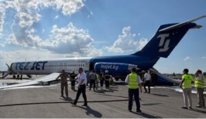Vídeo: aterrizaje forzoso y evacuación de emergencia tras falla del tren de aterrizaje de  un avión durante el despegue