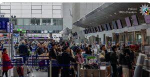 Una pelea masiva entre pasajeros de una aerolínea deja a 11 viajeros sin poder abordar el vuelo