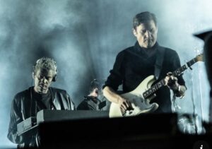 Vídeos: detienen y vetan a los integrantes de la banda británica “Massive Attack” en Singapur tras mostrar una bandera Palestina durante un concierto en ese país
