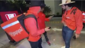 Vídeo brutal: dos sicarios asesinan mientras transmitía en vivo al influencer mexicano Cesar Gastelum, en las afueras de un restaurante en Culiacán, Sinaloa, México