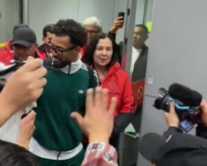 Vídeo: el arquero Vozinha’ desata la locura entre los fanáticos chilenos que lo ven llegar a su país para ser el nuevo refuerzo del equipo Colo Colo