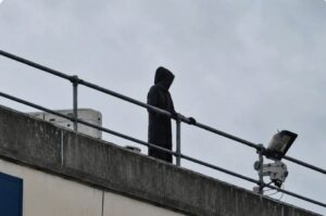 Vídeo: un hombre disfrazado cómo “La Parka” acechó a los pacientes de un hospital y termina detenido y declarado culpable por un tribunal de causar molestias injustificadas a dichos pacientes