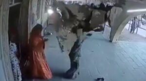 Vídeo: paciente sale de alta de un hospital y al poner un pie en la calle, le cae en la cabeza un pedazo de techo y tuvo que reingresar al hospital para ser atendida nuevamente