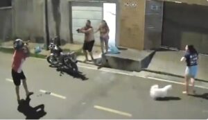 Vídeo: un ladrón intentó robarle el celular a una mujer, ella se oponeevita el robo y un policía armado termina ahuyentandolo