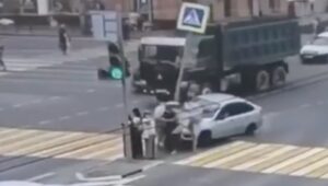 Vídeo sensible: un automóvil sin control cuyo conductor sufrió un problema de salud, arrolló a un grupo de peatones