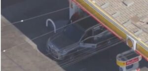 Vídeo insólito: un sospechoso de robo se detiene a cargar gasolina mientras huye de la Policía 