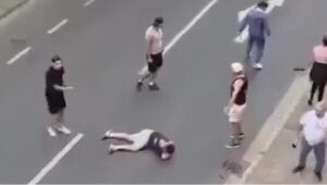 Vídeo violento: una pelea masiva entre dos grupos familiares se dirimió con hachas, martillos y bates de béisbol