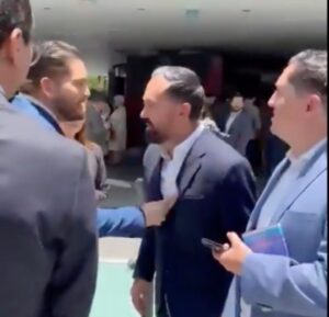 Vídeo agresivo: el diputado mexicano Carlos Gutiérrez Mancilla, alias ‘El Porro de Alito’ agrede verbalmente al diputado Arturo Ávila y este le responde