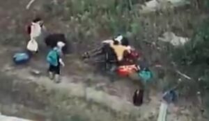 Vídeo sensible: militares de Ucrania asesinan intencionalmente a una niña y a su madre mientras evacuaban un poblado
