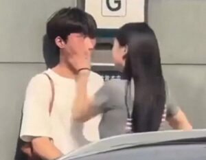 Vídeo: La calma de este joven ante una chica que lo cachetea 8 veces descoloca a todo el que ve la escena