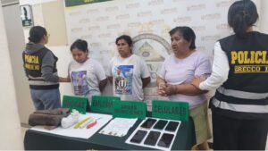 Vídeo: un grupo de extorsionadoras conocidas cómo “Las Chicas Superpoderosas” y que son abuela, madre y hija, son detenidas por la policía de un país sudaméricano