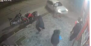 Vídeo sensible: brutal choque de un automóvil  sin control deja un muerto, 5 heridos y terminó chocando contra un comercio al que destruyó por completo