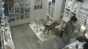 Vídeo explosivo: mujer intenta huir con el botín robado de una tienda y termina atrapada entre una vendedora y un vecino