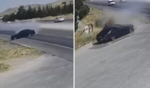 Vídeo impactante: un automóvil sale volando por los aires tras esquivar un objeto en un brutal accidente que dejó dos fallecidos