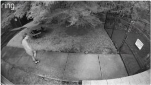 Vídeo: la inquietante caminata de Karen Solomon minutos después de que hallaran muerto en su casa a su esposo, Kurt Solomon