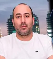 Vídeos: el pendenciero ultraderechista Fernando Cerimedo, que hasta hace unos días amenazaba incluso a Claudia Sheinbaum, se ahoga en llanto y se derrumba luego de ser detenido por el intento de feminicidio de su pareja embarazada, Nadia Beller