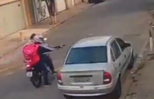 Vídeos sensibles: dos ladrones motorizados asaltan a un automovilista, intentan huir y mueren atropellados por su propia víctima