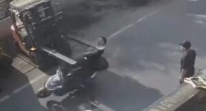 Vídeo sensible: un adolescente motorizado estuvo a punto de decapitarse al chocar de frente contra las patas metálicas de una carretilla elevadora