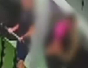 Vídeo: captan en vídeo el momento en que un entrenador ataca a mordiscos a una mujer dentro de un gimnasio
