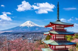Vídeos: padre abandona a su agotado hijo de 7 años de edad en el monte Fuji para seguir su excursión junto a su otro hijo