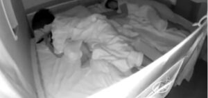 Vídeo sensible: padre reacciona en segundos y protege a su bebé durante un sismo que los sorprendió durmiendo