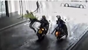 Vídeo: un hombre le pega una “patada voladora” a un ladrón y evita que se robe una moto