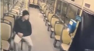 Vídeo sensible:  ladrón ataca a puñaladas a un chofer de autobús y terminan en un barranco